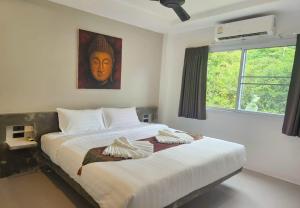 En eller flere senge i et værelse på Seaview Bliss 2BR with Balcony Paradise Apartment