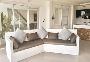 Et opholdsområde på Seaview Bliss 2BR with Balcony Paradise Apartment