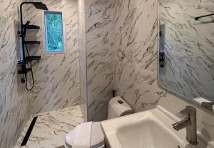 Et badeværelse på Seaview Bliss 2BR with Balcony Paradise Apartment + 13 billeder