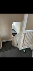 eine Treppe in einem Raum mit einer weißen Treppe in der Unterkunft Cozy & Comfy Apartments Dundee in Dundee