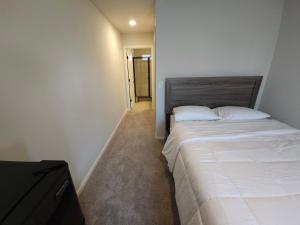 una piccola camera con letto e corridoio di LaVilla, Downtown Jacksonville, FL a Jacksonville