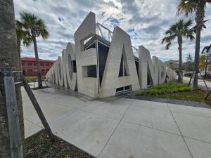 un edificio con un grande cartello che dice ana di LaVilla, Downtown Jacksonville, FL a Jacksonville Altre 2 foto