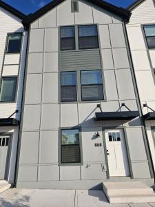 un edificio bianco con una porta bianca di LaVilla, Downtown Jacksonville, FL a Jacksonville