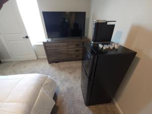 una camera da letto con frigorifero nero e TV di LaVilla, Downtown Jacksonville, FL a Jacksonville