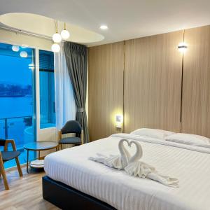 Postel nebo postele na pokoji v ubytování โรงแรมดีวิวเชียงแสน - Dview goldentriangle hotel