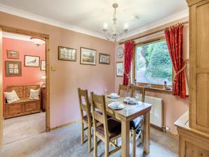 een keuken en eetkamer met een tafel en stoelen bij Lochside View in Lochearnhead