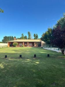 ein großer Hof mit einem Gebäude im Hintergrund in der Unterkunft Rincón del roble in Veinticinco de Mayo