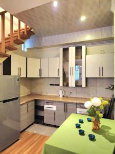 Kuchyň nebo kuchyňský kout v ubytování Rustaveli Grand Stay