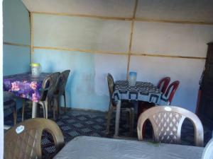 eine Gruppe von Tischen und Stühlen in einem Raum in der Unterkunft SILVERBERRY Homestay in Kalimpong