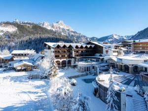 哈尔登熙Hotel Tyrol am Haldensee的雪地中度假村的空中景观