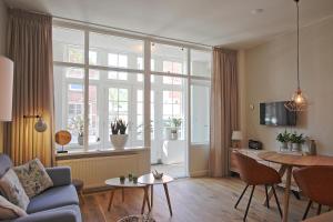 a living room with a couch and a table at Studio Zuidstraat 3 - baddomburg in Domburg