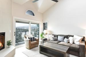 Et opholdsområde på Lake Forest Alpine View: Lake Mountain Views