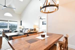 Et opholdsområde på Lake Forest Alpine View: Lake Mountain Views + 37 billeder