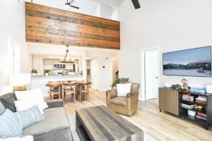 Et opholdsområde på Lake Forest Alpine View: Lake Mountain Views