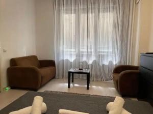 un soggiorno con un divano e un tavolo di The Perfect Location Studio! a Bucarest