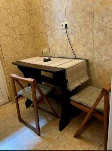 un tavolo con una lampada e una sedia in una stanza di The Perfect Location Studio! a Bucarest