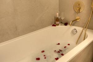 Et badeværelse på ARI Luxury Apartment with Balcony - AFI Mall