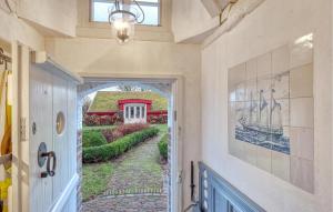 ein Flur mit einer Tür, die zu einem Haus führt in der Unterkunft Gorgeous Home In Galmsbüll in Galmsbüll + 13 Fotos