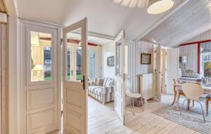 ein Flur mit einer Tür, die zu einem Wohnzimmer führt in der Unterkunft Gorgeous Home In Galmsbüll in Galmsbüll