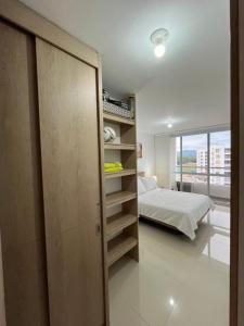 ein Schlafzimmer mit einem Bett und einem großen Schrank in der Unterkunft Extraordinario Apartamento para Vacaciones en Ricaurte Cund in Ricaurte + 26 Fotos