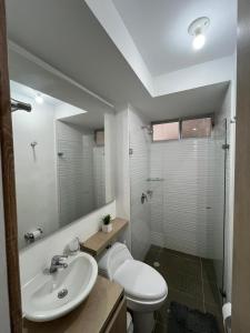 ein Badezimmer mit Waschbecken, Toilette und Dusche in der Unterkunft Extraordinario Apartamento para Vacaciones en Ricaurte Cund in Ricaurte