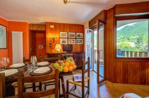 un comedor con una mesa con frutas. en Maison Chetif, en Courmayeur