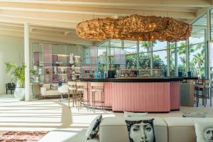 een woonkamer met een bar in een huis bij SLS The Red Sea in Ḩanak