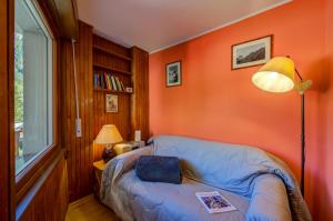 sala de estar con paredes de color naranja y sofá en Maison Chetif, en Courmayeur