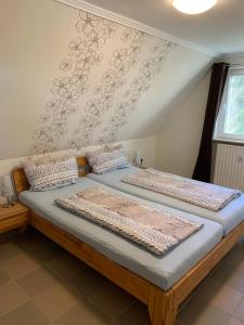 un letto con due cuscini sopra in una stanza di Ferienanlage Kappeln-Kopperby 2 a Kopperby