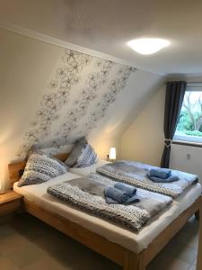 un letto con due cuscini blu sopra di Ferienanlage Kappeln-Kopperby 2 a Kopperby Altre 5 foto