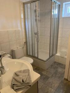 un bagno con doccia, WC e lavandino di Ferienanlage Kappeln-Kopperby 2 a Kopperby