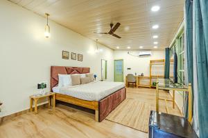 ein Schlafzimmer mit Bett und Deckenventilator in der Unterkunft Clarence Retreat Goa in Parra + 92 Fotos