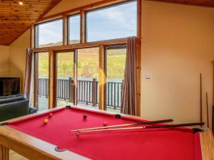 een pooltafel in een kamer met een groot raam bij Fois Bhrus in White Bridge