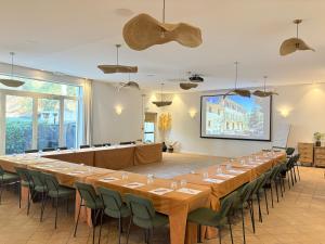 Una gran sala de conferencias con una mesa larga y sillas. en Domaine Gao, en Aix-en-Provence 72 fotos más