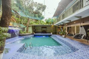 ein Swimmingpool mitten in einem Gebäude in der Unterkunft Clarence Retreat Goa in Parra