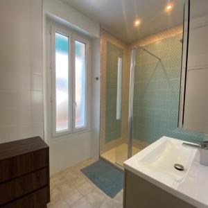 Et badeværelse på Maison Féli' + 43 billeder