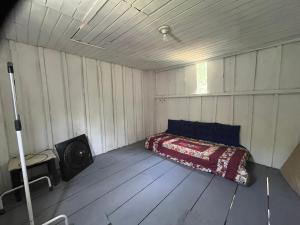 een kleine kamer met een bed en een tv. bij Cabana Bacana in São Sebastião