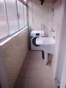 Et badeværelse på Marinhos Apartment - Guarujá + 16 billeder