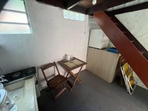 een keuken met een tafel en een stoel bij Cabana Bacana in São Sebastião