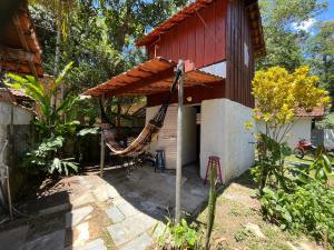 een huis met een hangmat ervoor bij Cabana Bacana in São Sebastião