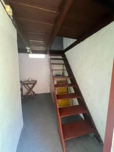 een trap in een kamer met een plafond bij Cabana Bacana in São Sebastião