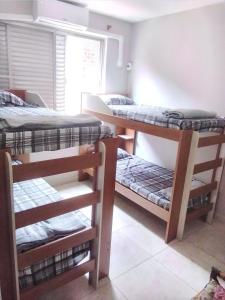 En eller flere senge i et værelse på Marinhos Apartment - Guarujá