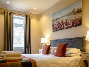 Giường trong phòng chung tại Cairnies - Uk47886