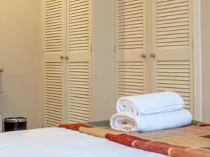 Giường trong phòng chung tại Cairnies - Uk47886