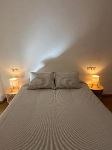 Giường trong phòng chung tại Tofona House