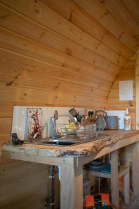 NantmelにあるGlamping Life Retreatのキッチン(シンク付きカウンタートップ付)