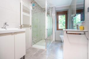 Et badeværelse på Your Cosy Home in Figaredo