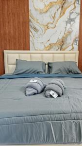 un letto con due asciugamani sopra di Country House a Ban Nong Chaeng