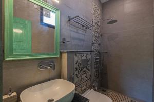 een badkamer met een wastafel, een toilet en een spiegel bij TRIDEUS THE WILD FRASER Corbett in Rāmnagar +14 foto's