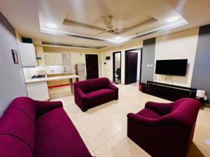 TV a/nebo společenská místnost v ubytování She's living apartment in Islamabad